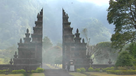 La-Niebla-Se-Desplaza-Por-Una-Puerta-Del-Templo-Tradicional-Balinés-En-Bali,-Indonesia
