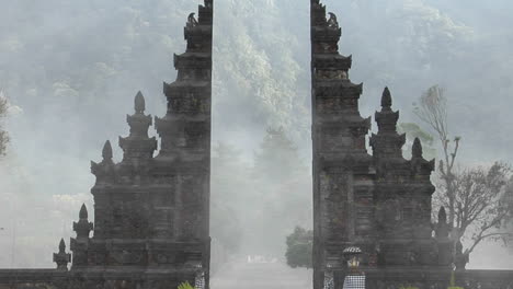 La-Niebla-Se-Desplaza-Por-La-Puerta-De-Un-Templo-Tradicional-Balinés-En-Bali,-Indonesia-1