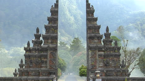 La-Niebla-Se-Desplaza-Por-Una-Puerta-Del-Templo-Tradicional-Balinés-En-Bali,-Indonesia-2
