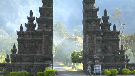 Der-Nebel-Weht-Durch-Ein-Traditionelles-Balinesisches-Tempeltor-In-Bali-Indonesien-3