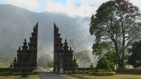 La-Niebla-Se-Desplaza-Por-Una-Puerta-Del-Templo-Tradicional-Balinés-En-Bali,-Indonesia