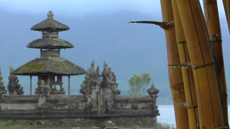 Bambus-Tropft-Mit-Tau-Am-Ulun-Danu-Tempel-Am-See-Bratan-Bali-1