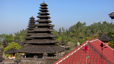 Los-árboles-Rodean-Los-Edificios-Del-Complejo-Del-Templo-Besakih-En-Bali