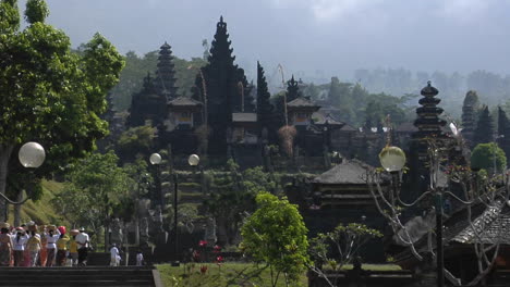 Los-Visitantes-Se-Acercan-A-Un-Complejo-De-Templos-Balineses