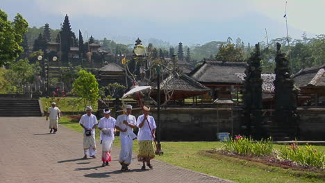 Una-Procesión-Religiosa-Pasa-Por-El-Templo-Besakih-En-Bali,-Indonesia