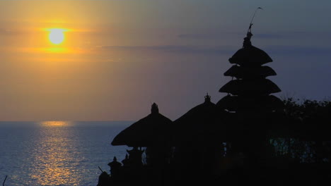 The-Sun-Silhouettes-The-Pura-Tanah-Lot-Temple-During-Goldenhour