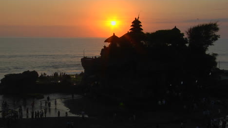 The-Sun-Silhouettes-The-Pura-Tanah-Lot-Temple-In-Bali-Indonesia