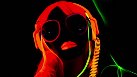 Glowing-UV-Woman-07