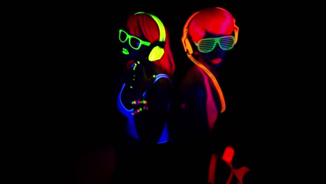 Glowing-UV-Woman-4K-47