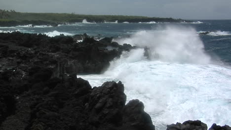 A-Large-Pacific-Storm-Batters-Hawaii-With-Large-Waves-2