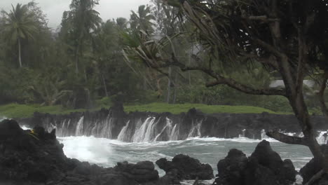 A-Large-Pacific-Storm-Batters-Hawaii-With-Large-Waves-3