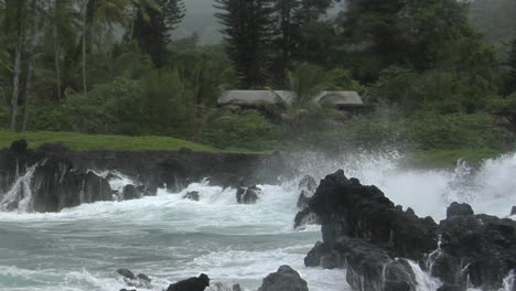 A-Large-Pacific-Storm-Batters-Hawaii-With-Large-Waves-4