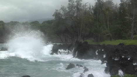 A-Large-Pacific-Storm-Batters-Hawaii-With-Large-Waves-6