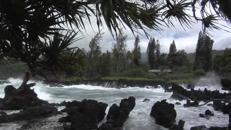 A-Large-Pacific-Storm-Batters-Hawaii-With-Large-Waves-7