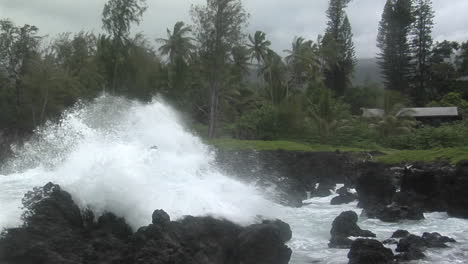 A-Large-Pacific-Storm-Batters-Hawaii-With-Large-Waves-8