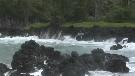 A-Large-Pacific-Storm-Batters-Hawaii-With-Large-Waves-12