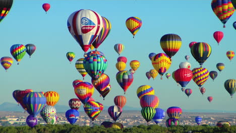 Bunte-Luftballons-Steigen-über-Dem-Albuquerque-Ballonfestival-1