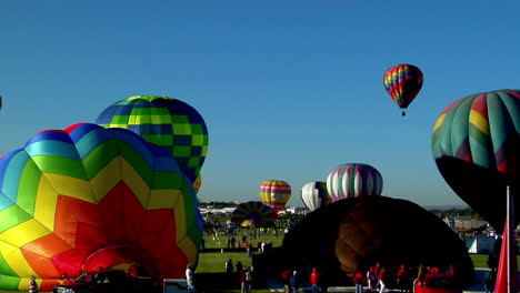 Eine-Zeitrafferaufnahme-Von-Ballons,-Die-Beim-Ballonfestival-In-Albuquerque-Füllen-Und-Abheben