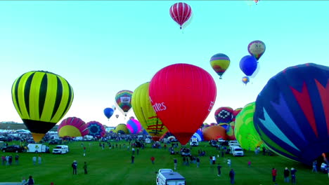 Zeitraffer-Aufnahme-Von-Ballons,-Die-Sich-Beim-Ballonfestival-In-Albuquerque-Füllen-Und-Steigen-1