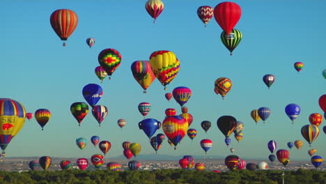 Heißluftballons-Steigen-Beim-Albuquerque-Balloon-Festival-Vor-Blauem-Himmel-Auf-1