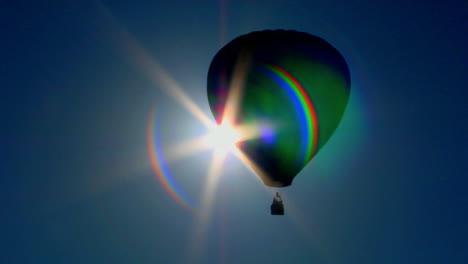 Ein-Heißluftballon-Kreuzt-Gegen-Die-Sonne
