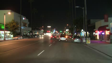 Pov-Eines-Autos,-Das-Nachts-Eine-Straße-In-Los-Angeles-Kalifornien-Entlang-Fährt