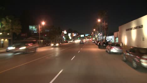 Pov-Eines-Autos,-Das-Nachts-Eine-Straße-In-Los-Angeles-Kalifornien-Entlang-Fährt-1