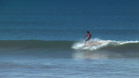 Ein-Surfer-Reitet-Auf-Einer-Welle