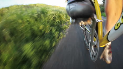 Se-Conduce-Una-Bicicleta-Por-Una-Calle