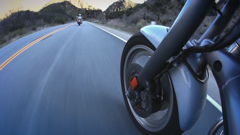 Motorradfahrer-Fahren-Eine-Bergautobahn-Hinunter