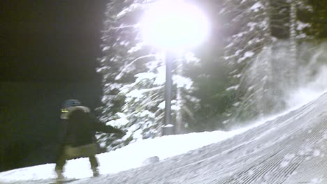 Un-Ciclista-De-Snowboard-Da-Un-Salto-Por-La-Noche