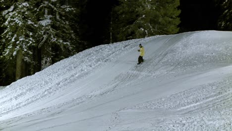 Ein-Snowboarder-Führt-Einen-Stunt-Auf-Einem-Metallzylinder-Aus