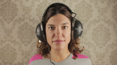 Mujer-en-auriculares-00