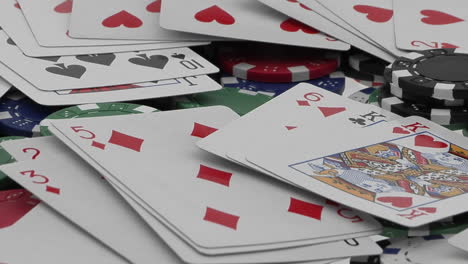 Spielkarten-Und-Pokerchips-Verstreut-über-Einen-Kartentisch