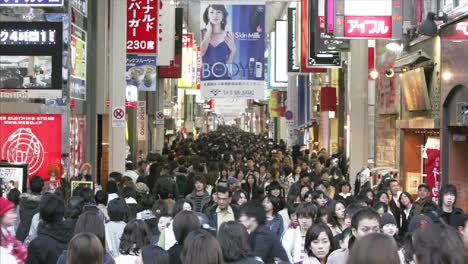 Huge-crowds-of-shoppers-in-a-colorful-pedestrian-mall-in-Osaka-Japón