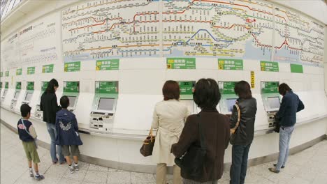 Passengers-purchase-JR-subway-tickets-in-Ueno-Station-Tokyo-Japón