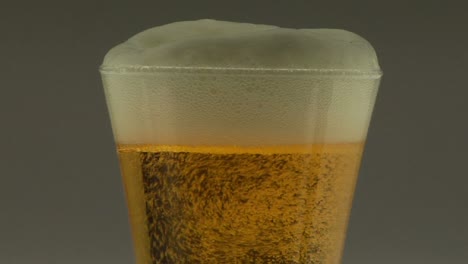 Schaum-Krönt-Ein-Glas-Bier