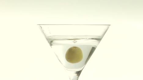 Eine-Grüne-Olive-Wird-In-Einen-Martini-Getropft-2