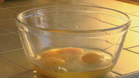 Rohe-Eier-Werden-In-Eine-Glasschüssel-Gelegt