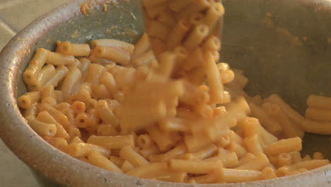 Macaroni-is-stirred-in-a-bowl