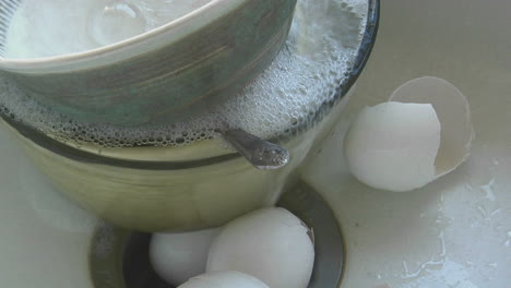 Wasser-Läuft-In-Ein-Waschbecken-Mit-Schmutzigem-Geschirr-Und-Eierschalen