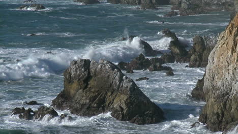 Olas-De-Invierno-Rompiendo-Contra-Las-Rocas-De-La-Costa-De-Big-Sur-De-California