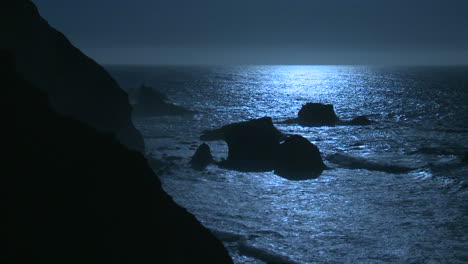 Surf-rolls-into-the-Big-Sur-Coastline-of-California-under-a-full-moon-effect