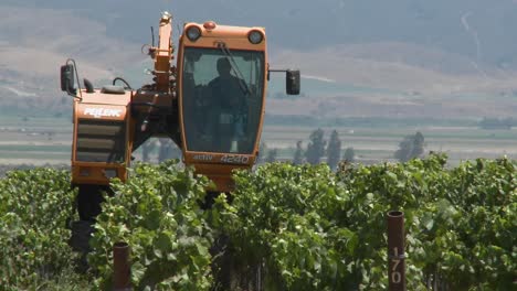 Zeitraffer-Der-Mechanisierten-Bodenbearbeitung-In-Einem-Monterey-County-Weinberg-In-Kalifornienrey