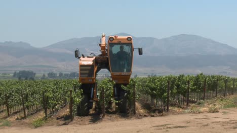Zeitraffer-Der-Maschinellen-Bodenbearbeitung-In-Einem-Weinberg-In-Monterey-County,-Kalifornien-1