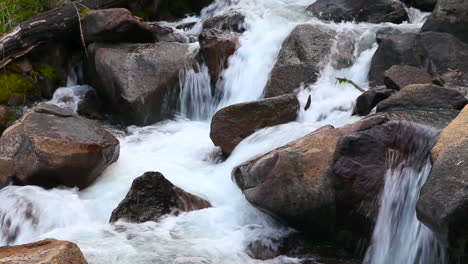 Ein-Bach-Oder-Fluss-Fließt-über-Felsbrocken