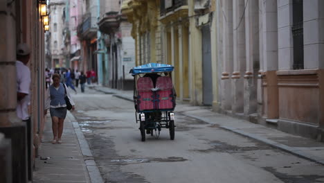 Un-Bicitaxi-Se-Dirige-Por-Las-Calles-De-La-Habana-Vieja,-Cuba.
