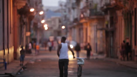 Menschen-Gehen-In-Der-Abenddämmerung-Auf-Den-Straßen-Von-Havanna-Kuba