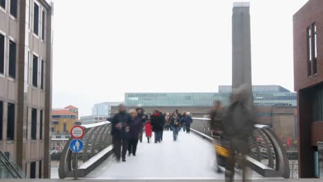 Zeitraffer-Der-Millennium-Bridge-In-London-00