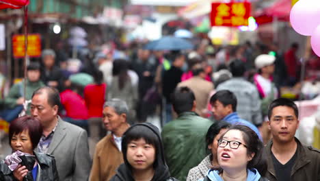 Huge-crowds-walk-on-the-streets-of-modern-day-China-6